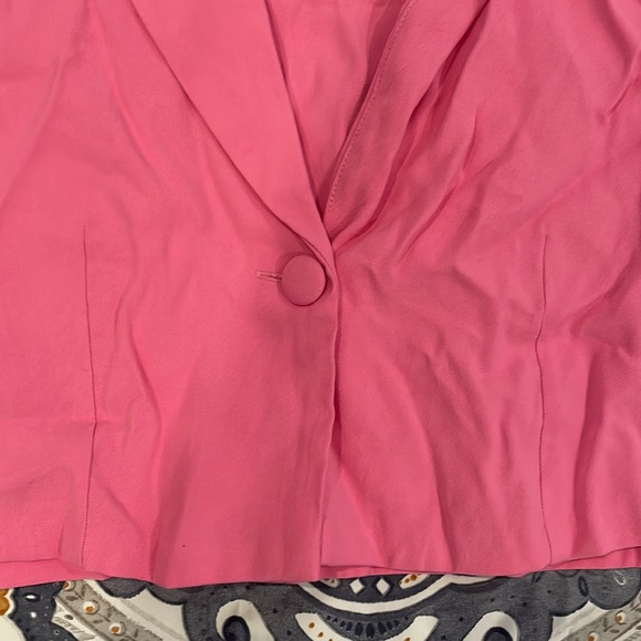 Matching Set- Cropped Blazer & High Waisted Shorts - Picture 4 of 10